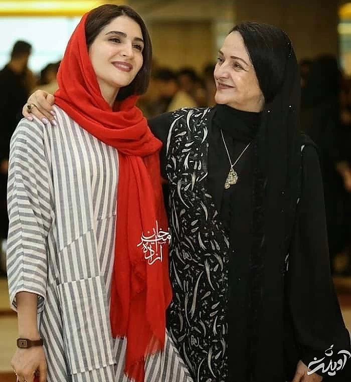 گلاب آدینه و دخترش 